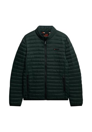 Mørkegrøn quiltet jakke med opretstående krave, lynlås foran, lynl�åslommer i siderne og lille mærkelogo på brystet.