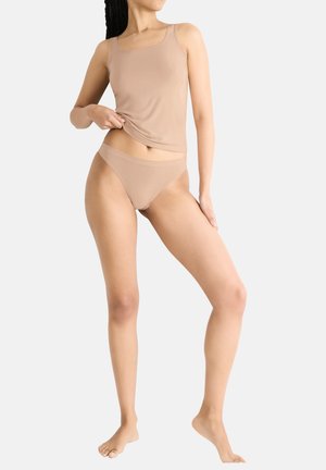 Lichtbeige naadloze tanktop met dunne bandjes en bijpassende hooggesneden bikini-onderdelen, beide gemaakt van gladde, elastische stof.
