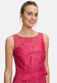 Vera Mont - Sukienka koktajlowa