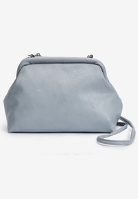 Borsa a tracolla in finta pelle blu chiaro con design arrotondato, chiusura a bottone in metallo e tracolla regolabile. Texture liscia con accenti minimi.
