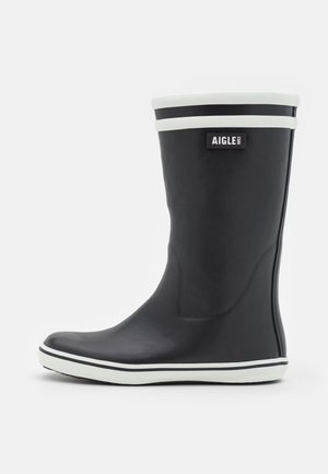 Zwarte rubberen regenlaars met een bovenkant met wit en zwart gestreept patroon, een gladde textuur, afgeronde neus en een logo aan de zijkant. Lichtgewicht ontwerp geschikt voor natte omstandigheden.