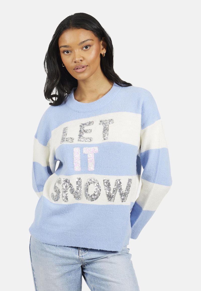 Lichtblauwe trui met witte en donkerblauwe strepen, versierd met glinsterende tekst "LET IT SNOW" in zilveren en roze pailletten. Gezellige gebreide textuur.