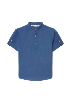 Camicia blu a maniche corte con collo alla coreana, tre bottoni frontali e pattine con bottoni sulle maniche, mostrata su sfondo bianco.
