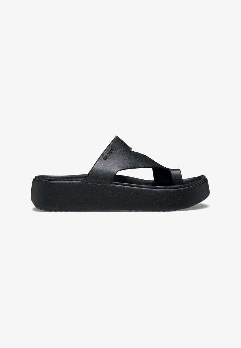 Sandale noire à enfiler avec semelle plateforme épaisse, large bride supérieure et boucle pour l'orteil. Logo Crocs sur le côté.