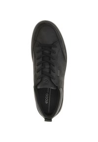 Sneaker nero realizzato in suede e pelle, con punta arrotondata, lacci piatti e un branding discreto sulla soletta. Texture liscia con design minimal.