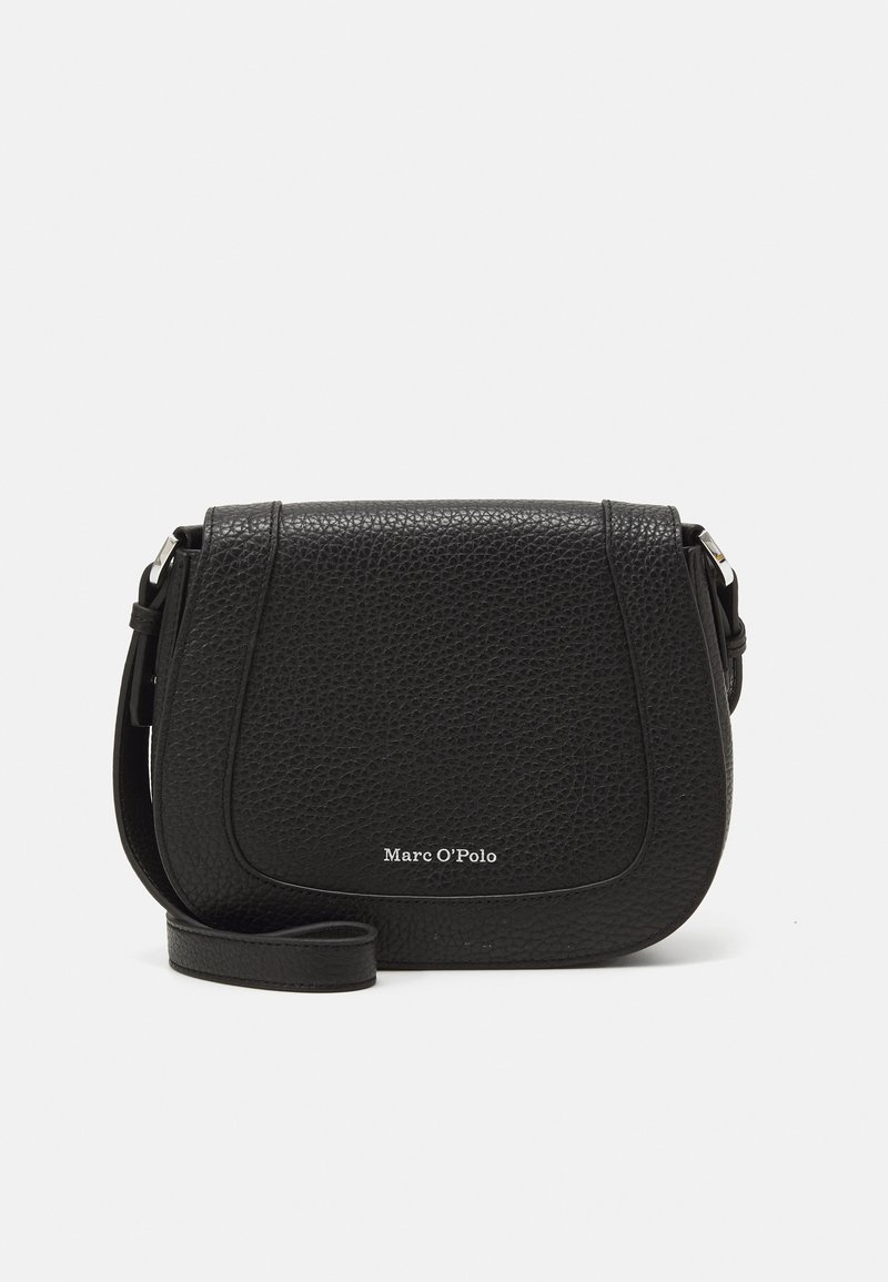 Sac bandoulière en cuir noir texturé avec fermeture à rabat et sangle réglable, présentant un petit logo argenté "Marc O’Polo" à l'avant.