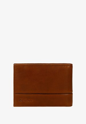 Brązowy skórzany portfel, prostokątny kształt, gładka faktura, wytłoczone logo w prawym dolnym rogu, minimalne detale szwów, bez dodatkowych elementów montażowych.