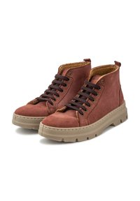 Zapatillas altas de ante marrón con un forro de felpa marrón, cordones marrones y una suela gruesa beige. Presenta ojales metálicos y costuras contrastantes.