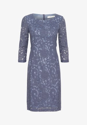 Mežģīņu kleita izsistā lavandas krāsā ar ziedu rakstu, trīs ceturtdaļu piedurknēm un apaļu dekoltē. Pogas aizdare aizmugurē.