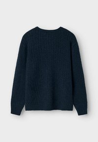 Suéter de punto azul marino con un patrón texturizado, cuello redondo y mangas largas, con puños y dobladillo acanalados. Se muestra la vista trasera.