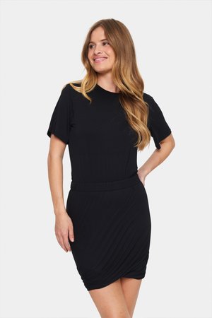 Schwarzes Kleid mit kurzen Ärmeln, rundem Ausschnitt und gerafftem Detail an der Taille. Hergestellt aus weichem Stoff mit glatter Textur.