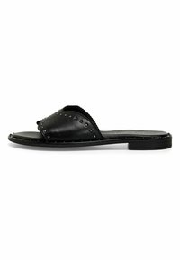 Infradito in pelle nera con una fascia ampia decorata con borchie, texture liscia e suola piatta per il massimo comfort.