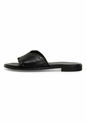 Schwarze Leder-Slide-Sandale mit einem breiten Riemen mit Nietenverzierung, glatter Textur und flacher Sohle für Komfort.