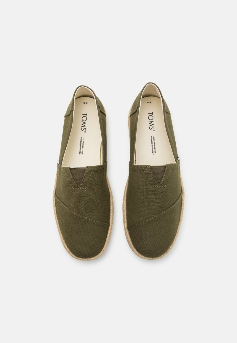 Groene canvas instap-schoenen met een gestructureerde afwerking, elastische zijpanelen en een natuurlijke touwzool. Merken zichtbaar op de binnenzolen.