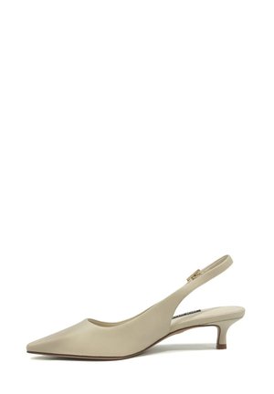 Beige læderslingback kitten heel sko med spids snude og lille spænde rem på hvid baggrund.