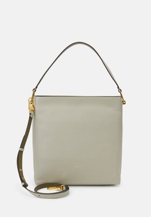 Sac à main en cuir gris clair avec poignée supérieure, bandoulière amovible et garnitures dorées sur fond blanc.