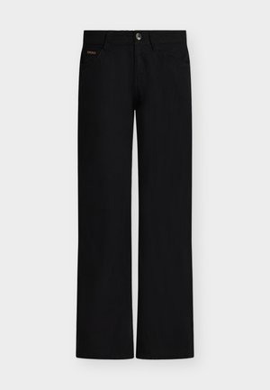 Schwarze gerade geschnittene Hose mit Knopf und Reißverschluss vorne, ausgestattet mit Vorder- und Gesäßtaschen sowie einem kleinen SDG-Logo auf der rechten Vorderseite.