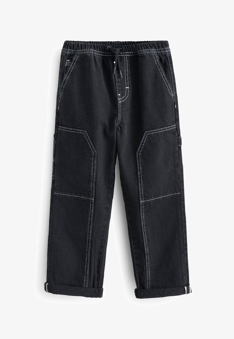 Pantalon en denim noir avec coutures contrastantes blanches, taille élastique avec cordon de serrage, multiples poches et ourlets retroussés.