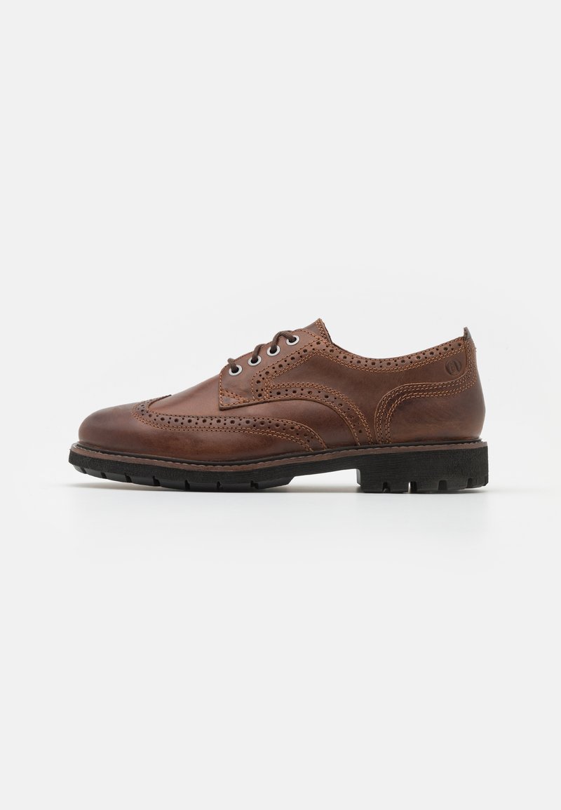Zapato oxford de cuero marrón con detalles de brogue, puntera redonda, suela contrastante y cinco ojales para los cordones. Acabado texturizado.