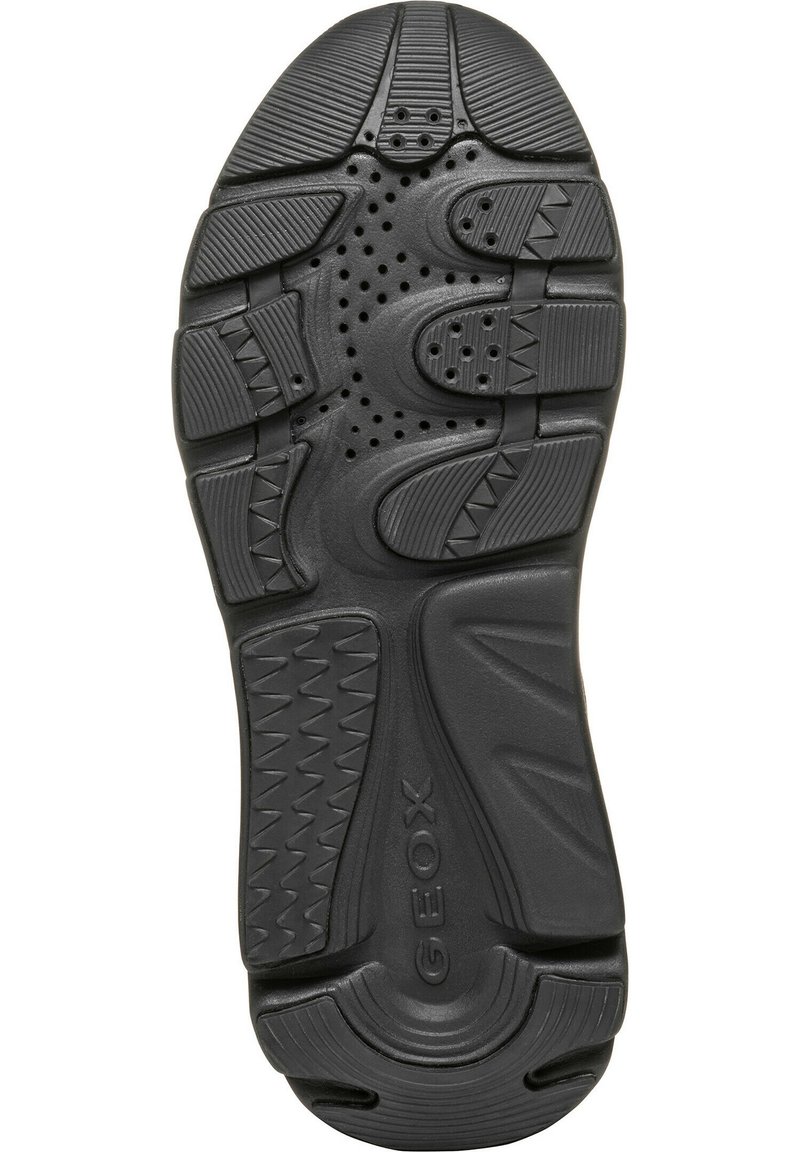 Czarna gumowa podeszwa buta z teksturowanymi wzorami, rowkami i perforacjami zapewniającymi wentylację. Posiada charakterystyczne okrągłe logo.