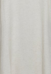 Gaišs bēšs audums ar teksturētu, austo izskatu. Materiāls rāda smalkus plankumus un kopumā maigu, dabiski apstrādātu virsmu.