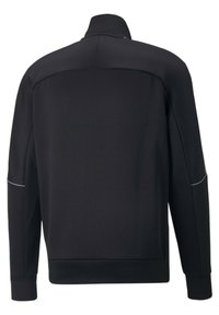 Černá sportovní bunda s vysokým límcem, zipovým zapínáním a dlouhými rukávy; obsahuje reflexní prvky podél ramen a rukávů.