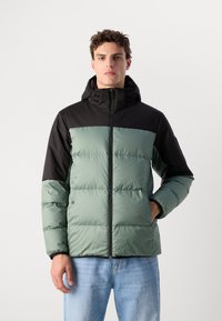Pufferjack met een zwarte bovenkant en een mintgroene onderkant. Bevat een capuchon, ritssluiting en een gemêleerde stof. Casual fit met zijzakken.