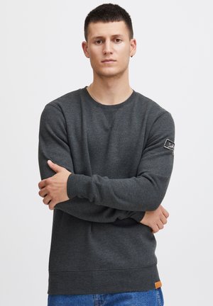 Dunkelgrauer Sweatshirt mit Rundhalsausschnitt, gerippten Bündchen und einem Patch an der linken Ärmeln. Aus strukturierter Stoff gefertigt, mit einem Lederetikett am Saum.