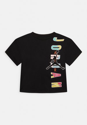 Sort t-shirt med korte ærmer med farverig lodret "JORDAN" tekst og en silhuet af en basketballspiller, der hopper med en bold.