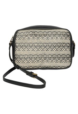 Sac bandoulière noir et crème avec un motif tissé, présentant un devant texturé, des accents en cuir lisse, une sangle ajustable et des pièces en laiton.