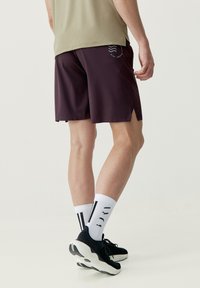 Born Living Yoga Sportiniai šortai - rojo oscuro