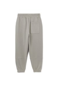 Lichtgrijze trainingsbroek met een elastische tailleband, taps toelopende boorden en een enkele achterzak. Zachte stof met een gladde textuur.