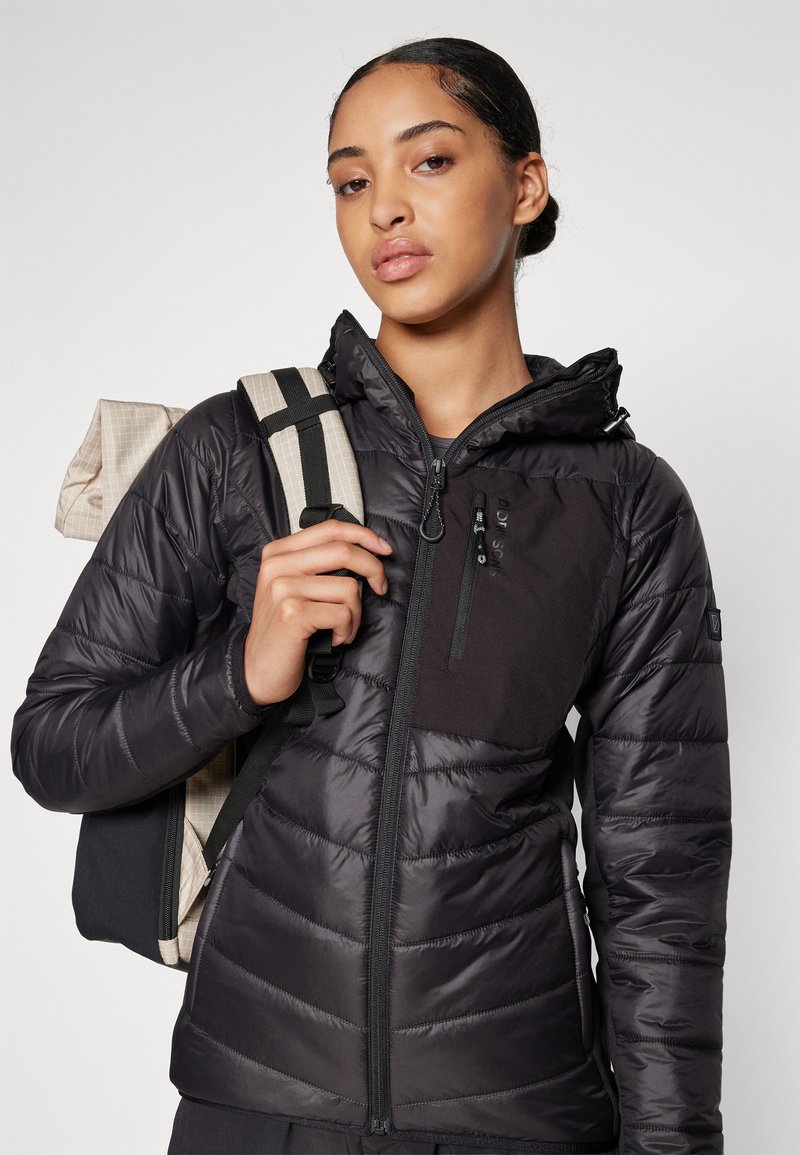 Schwarze, wattierte Jacke mit einem Reißverschluss vorne, einstellbare Kapuze und einer Brusttasche. Sie hat eine glatte Oberfläche und ein horizontales Steppmuster.