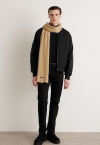 Calvin Klein Jeans PATCH SCARF UNISEX - Šal - travertine