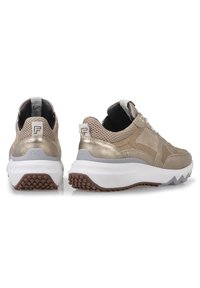 Sneaker metallizzati d'oro con pannelli in rete, superfici testurizzate, intersuola bianca e suola in gomma con un motivo di battistrada contrastante.