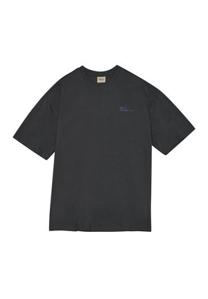 Sort bomulds-T-shirt med korte ærmer, der har et lille blåt logo og tekst på venstre brystområde. Enkel, afslappet pasform.
