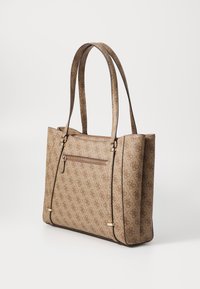 Bruine gestreepte totebag met dubbele handvatten, voorzien van een ritsvak aan de voorkant en gouden accenten langs de randen. Geverfde stof.