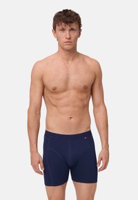 Marineblaue Boxershorts mit einem elastischen Bund in Markenqualität; aus weichem, dehnbarem Material; zeichnet sich durch eine glatte Textur und eine enganliegende Passform aus.