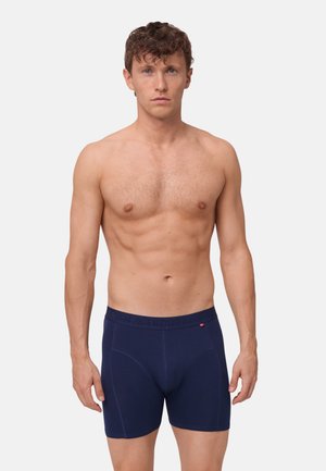 Marinblå boxershorts med ett märkestryckt elastiskt midjeband; tillverkade av mjuk, elastisk tyg; har en slät textur och en åtsittande design.