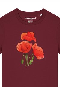 T-shirt bordeaux avec un imprimé floral de trois coquelicots rouges et des feuilles vertes ; fabriqué à partir d'un matériau doux avec un col rond.
