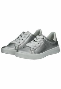 Sneakers in pelle argentata con finitura testurizzata, dotati di lacci e suola bianchi, punta rotonda e sottili dettagli di cucitura.