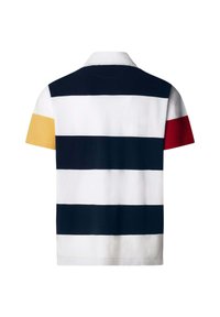 Polo à manches courtes avec larges rayures horizontales bleu marine et blanches, manche gauche jaune, manche droite rouge, et col blanc, vu de dos.