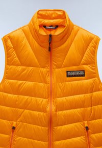 Jasnopomarańczowa pikowana kamizelka z wysokim kołnierzem, zamek z przodu, diagonalne przeszycia oraz mała naszywka z logo na lewej piersi. Lekki materiał.