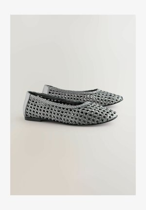 Ezüst szövött balettcipők, texturált felülettel, lekerekített orral és sima sarkkal. Vékony talp, nyitott szövésmintával.