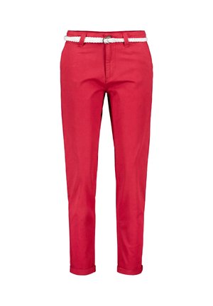 Rote, schmal geschnittene Hose mit umgeschlagenen Säumen und einem weißen geflochtenen Gürtel, der durch Gürtelschlaufen geführt wird.