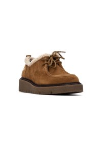 Zapatos de ante marrón con un suave collar crema, de forma redondeada, con cordones en la parte frontal y suela gruesa con textura antideslizante.