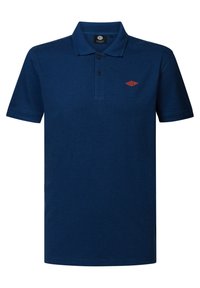 Polo en color azul marino de tejido de algodón con un diseño texturizado, tres botones y un pequeño logo en forma de rombo rojo en el lado izquierdo del pecho.