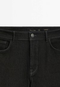 Schwarze Jeans mit schmal zulaufender Passform, Knopfverschluss am Bund und Vordertaschen, mit Massimo Dutti-Label innen am Bund.