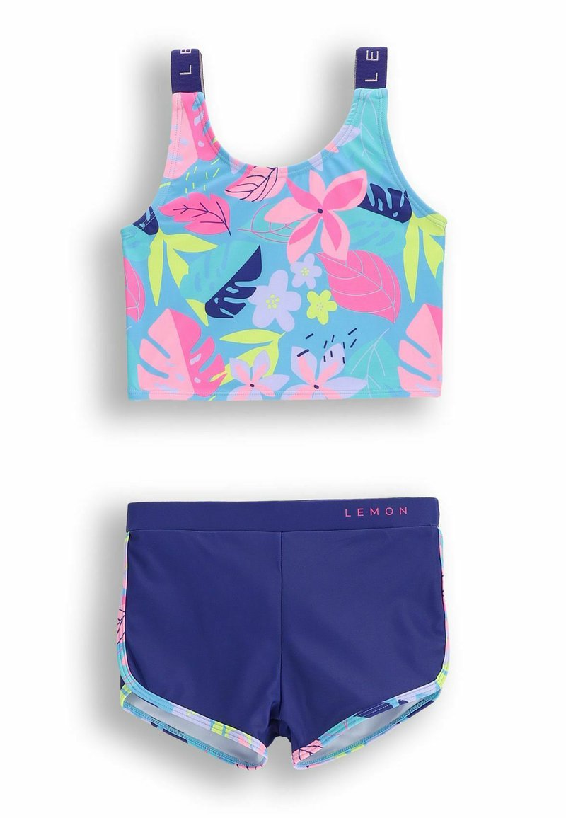 Dwuczęściowy zestaw kąpielowy z niebieską górą w różowe kwiatowe wzory oraz granatowym dołem z kolorowymi akcentami po bokach i logo na pasie.
