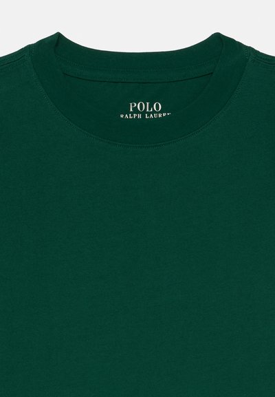 Grünes Baumwoll-T-Shirt mit Rundhalsausschnitt und kurzen Ärmeln, das ein dezentes Logolabel im Kragen aufweist. Glatte Textur.